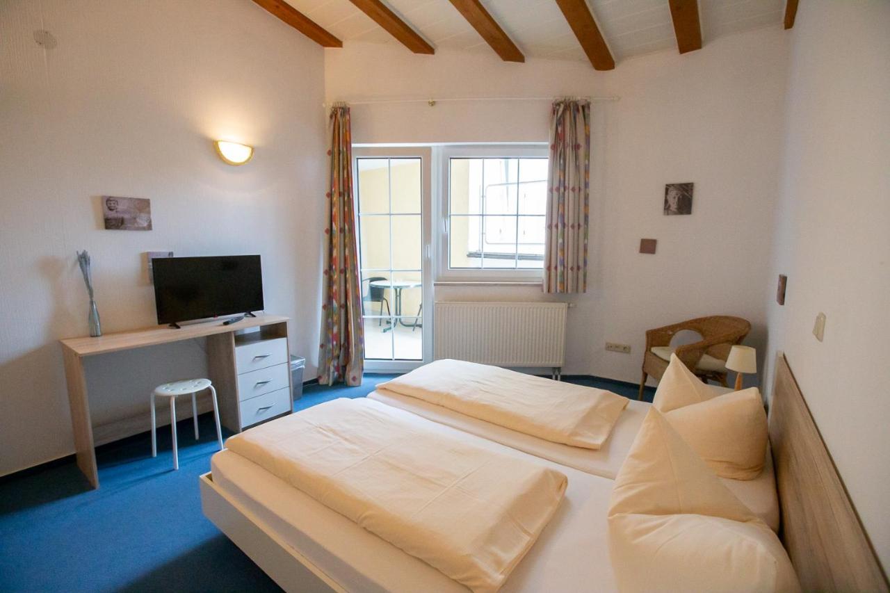 Hotel Schlosshof Dolgesheim エクステリア 写真