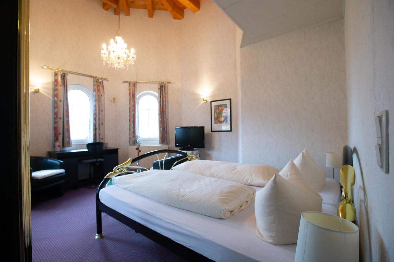Hotel Schlosshof Dolgesheim エクステリア 写真