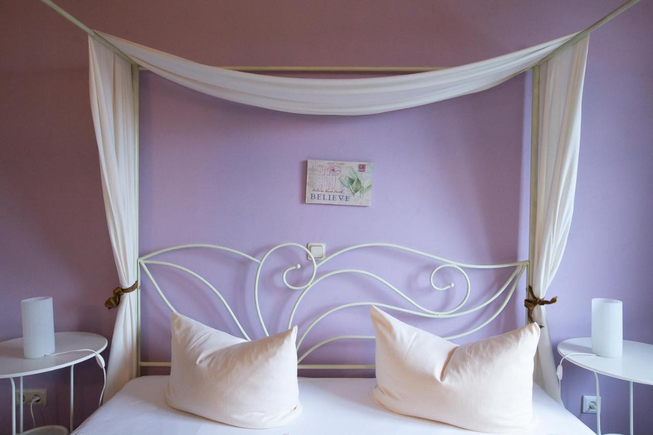 Hotel Schlosshof Dolgesheim エクステリア 写真