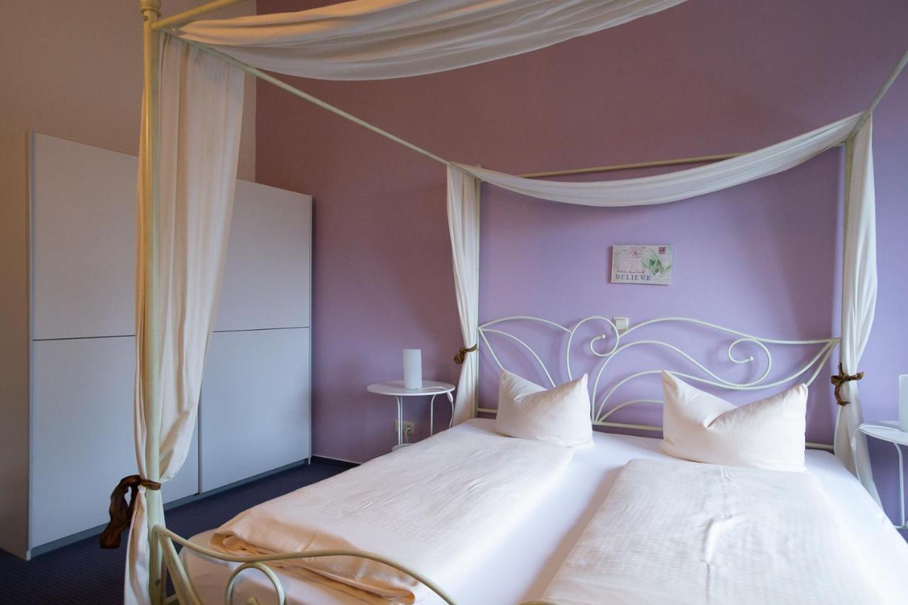 Hotel Schlosshof Dolgesheim エクステリア 写真
