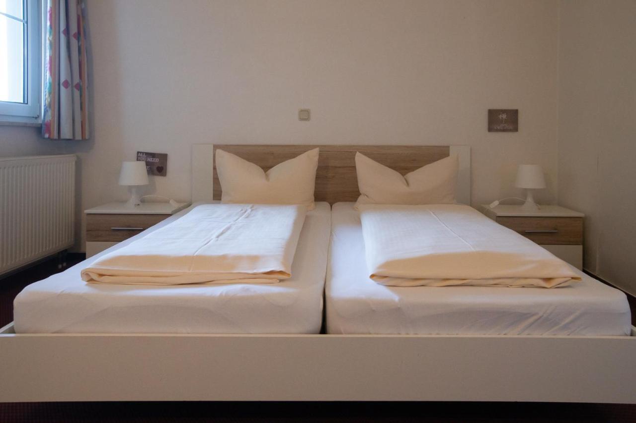 Hotel Schlosshof Dolgesheim エクステリア 写真