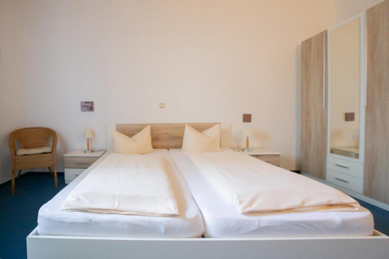Hotel Schlosshof Dolgesheim エクステリア 写真
