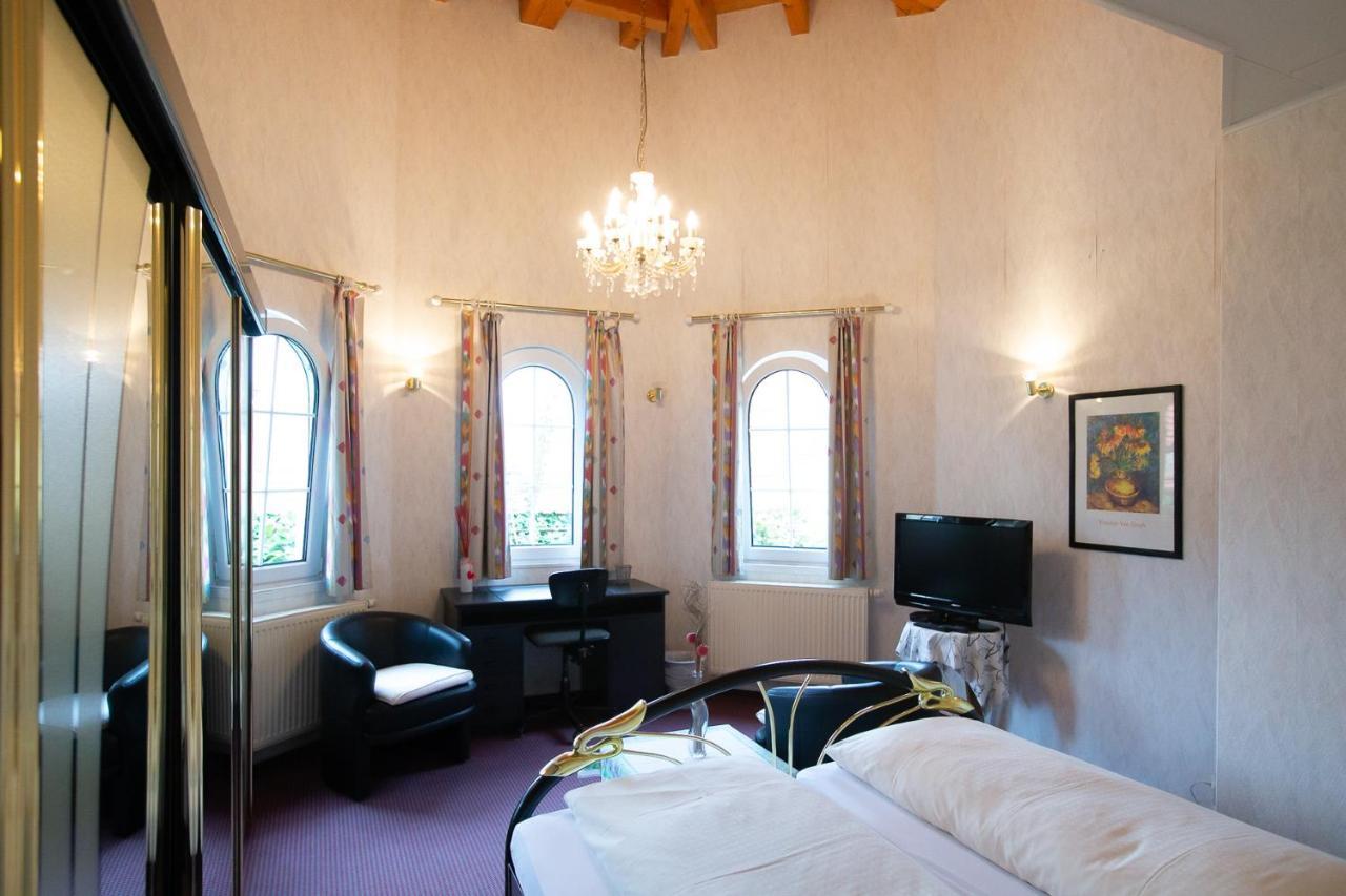 Hotel Schlosshof Dolgesheim エクステリア 写真