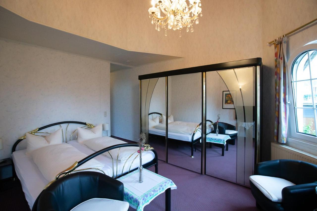 Hotel Schlosshof Dolgesheim エクステリア 写真