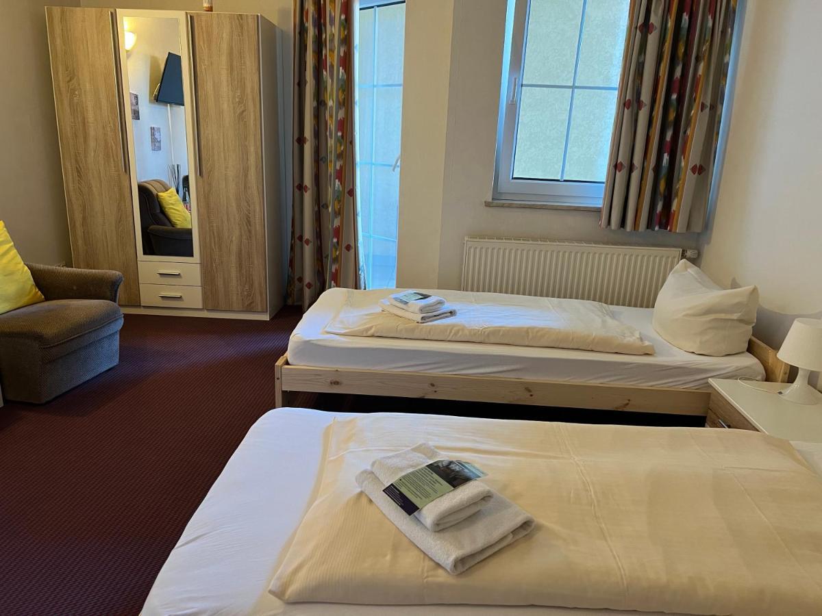 Hotel Schlosshof Dolgesheim エクステリア 写真